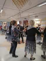 Senioritanssijat esiintyivät Eedilän väelle uudella tanssinumerollaan. (Eedilän kuvat: Auvo Vattulainen).