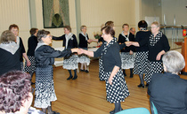 Tanssiryhmän ohjelmassa oli mm. "Erika -valssi" sekä "Kynttilätanssi", jonka aikana salin valaistus himmennettiin.