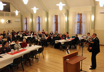 Seppo Lankinen hauskutti yleisiöä paikallisilla tarinoilla ja musiikilla.