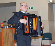 Seppo Lankinen toimi juhlassa juontajana sekä viihdyttäjänä.