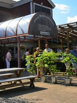 Seuraava kohteemme oli Lepaan viinitila, jossa meille kerrottiin viineistä ja kassit kilisten sieltä poistuimme.