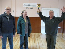 Kiertopalkinto voittajien syleilyssä