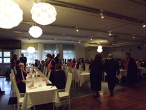 Pöytiin asettumista