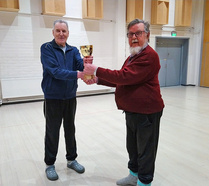 Turnaus on käyty. Eläkkeensaajien Keijo (oikealla) luovuttaa kiertopalkinnon Eläkeliiton Alpolle. Vuoden päästä uusiksi.