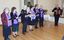 Laulukerho esitti laulut "Pienen pieni tulitikkutyttö", "Keltaruusu" ja "Tie". Seppo Lankinen toimi säestäjänä.