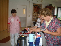 Sihteeri ja taloudenhoitaja jakamassa jäätelöä