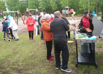 Jyrkin paistamaa grillimakkaraa nautittiin runsaasti. Loppijärven rannalla pelattiin myös ulkoilmapelejä ja tavattiin ikiätovereita.