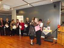 Kaarina Sakala ja hopeinen ansiomerkki