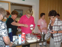 Mansikoiden ja jäätelön jakoa