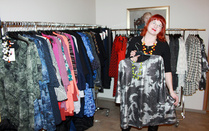 Sarafaanin aikuisille naisille suunnattu vaatemallisto oli monipuolisesti esillä jäsentapaamisessa.