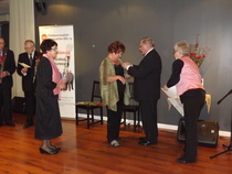 Irma Niinimäki ja kultainen ansiomerkki