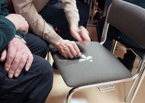 Muovilevyn palasista piti koota T-kirjain. Tehtävä oli odotettua vaikeampi.