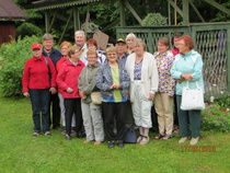 Aktiivinen talkoojoukko jälkipalaverissa