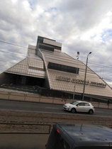 Kirjastotalo, kuin Helsingin Oodi.