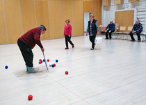 Tuomari tarkastaa tilanteen, kun kaikki pallot on heitetty. Lähimmäksi maalipalloa päätynyt pallo tuo voiton joukkueelleen.