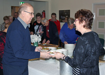 Tuhti lihasoppa lämmitti Pakkasbileiden yleisiöä.