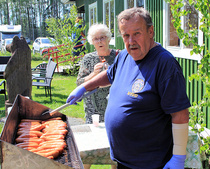 Makkaranpaistoa hoiti Jyrki Viholainen.