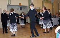 Senioritanssijat esiintyivät juhlassa omalla ohjelmallaan.