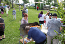 Pihapeleissä heitettiin "sikaa" ketjulla silmään ja männyn käpyä muoviämpäriin. Myös tikanheitossa kilpailtiin.