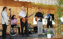 Tanssittavasta ja kuunneltavasta musiikista vastasi yhtye Kunnan Pojat.