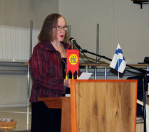 Liisa Mäkelän ohjelmanumero käsitti yhdeksän runoa. Mukana oli mm. loppilaisen Juhani Peltosen runotekstejä.