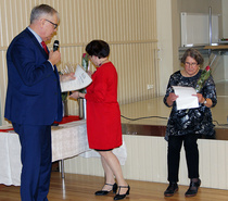 Hämeen piirin varapuheenjohtaja Seppo Häyrinen ja yhdistyksen edustajana Raili Vuorinen jakoivat ansiomerkit ansioituneille yhdistyksen jäsenille.