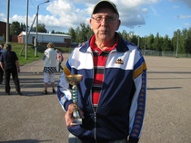 Joukkueen kapteeni Leo Levänen kädessään kiertopalkinto