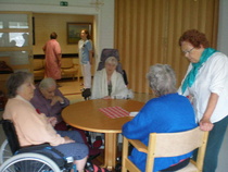 Seurustelua asukkaiden kanssa