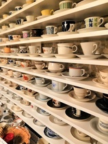 Kahvikuppeja valtavat määrät