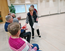 Uusi peli on alkamassa. Pallot toimitetaan pelaajille. 