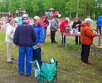 Kolea sää vauhditti kahvin menekkiä. Liisa Viholainen huolehti kahvin ja pullan riittävyydestä. Onneksi sade pysyi poissa.