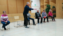 Toinen joukkue pelaa sinisillä, toinen punaisilla palloilla. Kummallakin joukkueella on kolme pelaajaa, joita voidaan vaihtaa pelin kuluessa.