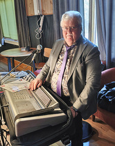 Sanallista ja musiikillista viihdettä tarjosi Erkki Hepojoki.
